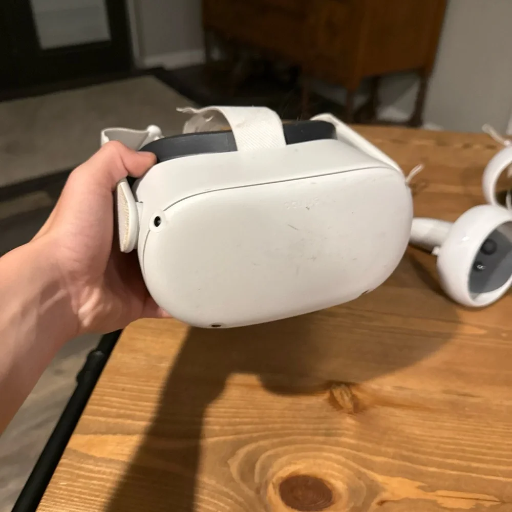 Oculus Quest 2 128gb With Case and Controllers works well slightly scratched